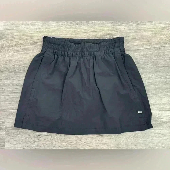 REI Co-op 
Active Pursuits Skort Size Small - Picture 1 of 4
